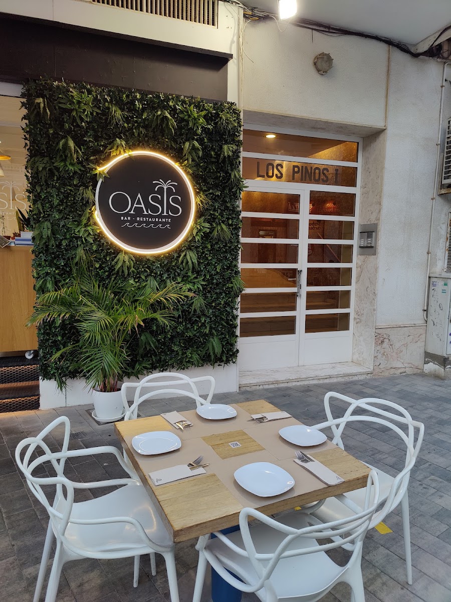 Terraza y entrada de Oasis Bar Restaurante en Guardamar